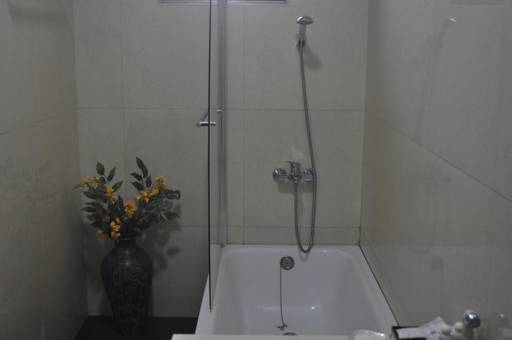 Classique Inn Yangon Bagian luar foto