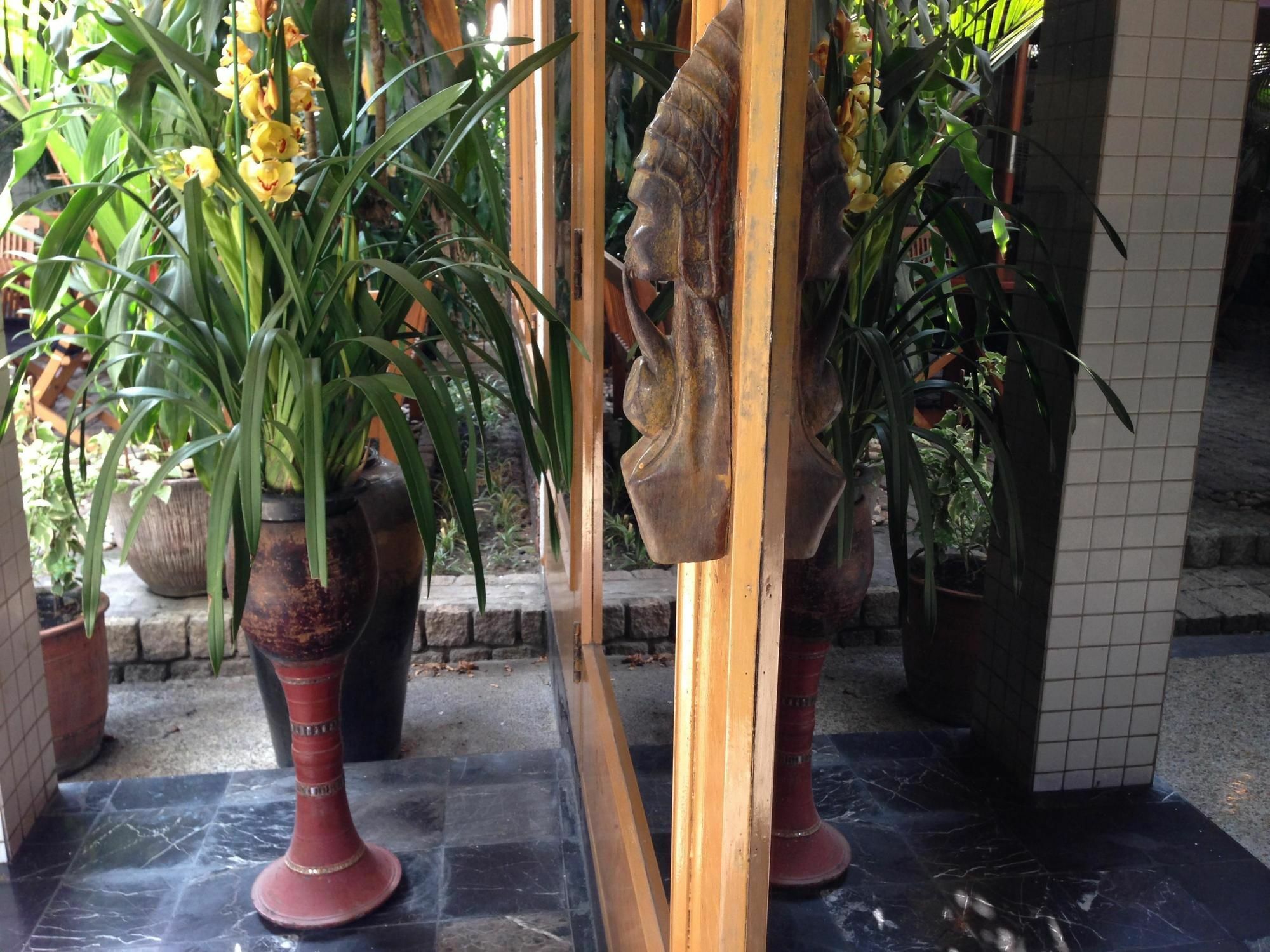 Classique Inn Yangon Bagian luar foto